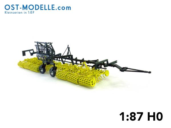 Koppelwagen T890 A01 Bodenbearbeitung 2 Feingrubber B231 Transportstellung gelb